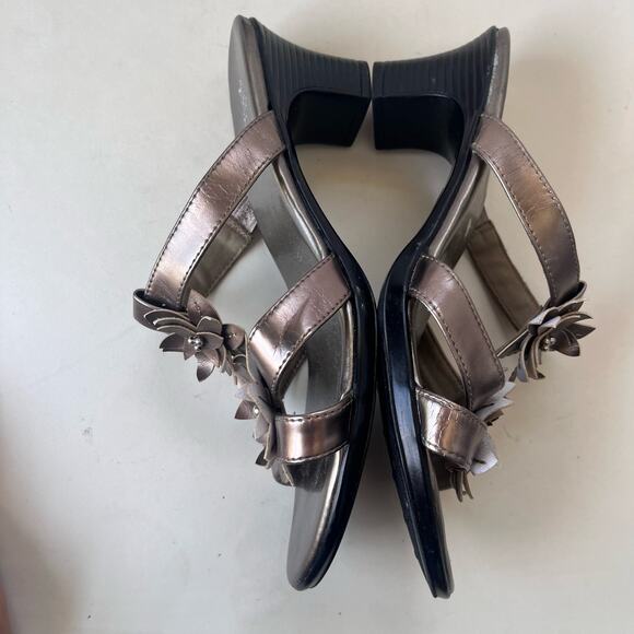 SBICCA of Colifornia Goldie Metallic Strappy Heeled Sandals Size 7.5W Flowers - Picture 5 of 14